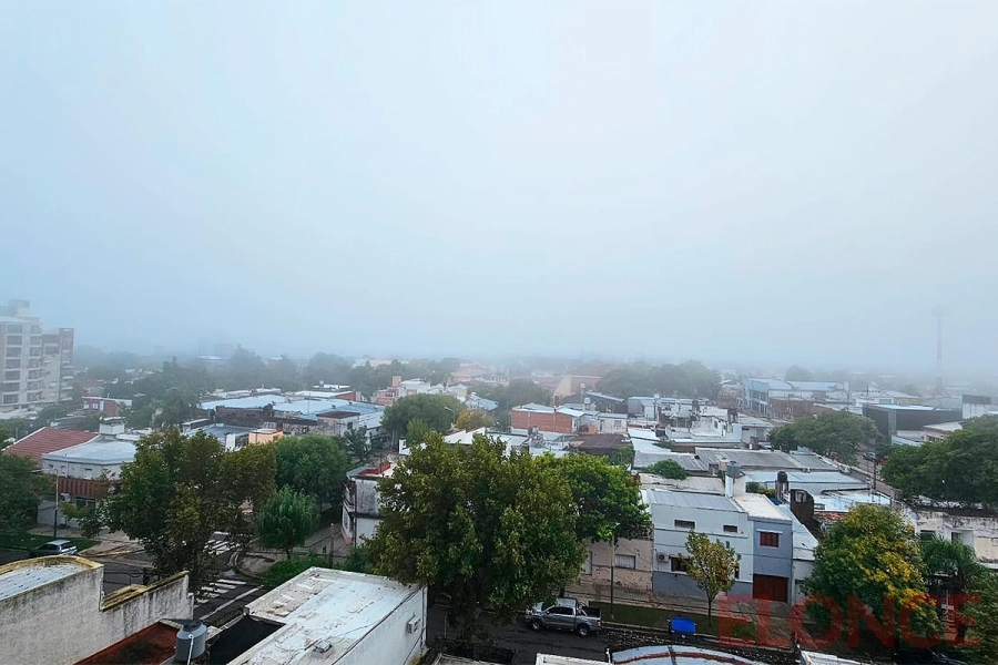 Un gran manto de niebla cubri&oacute; a Paran&aacute; (foto Elonce)