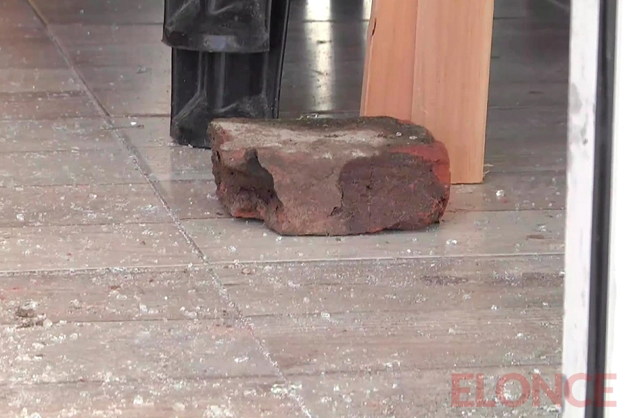 Ladrillo con el que rompieron el vidrio. Elonce
