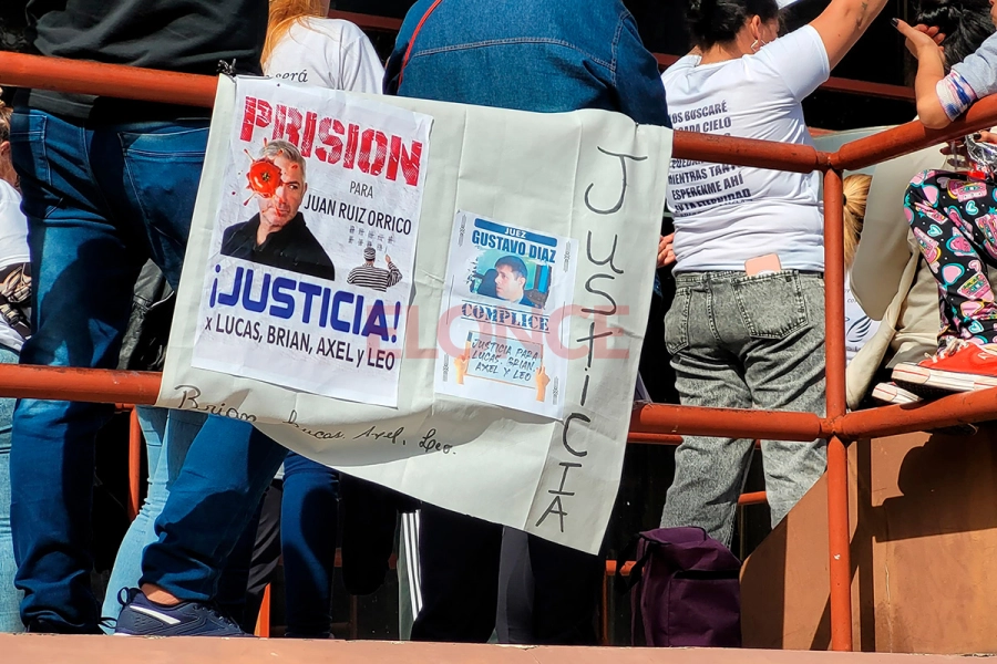 Manifestaci&oacute;n para pedir la prisi&oacute;n preventiva de Ruiz Orrico (foto Elonce)