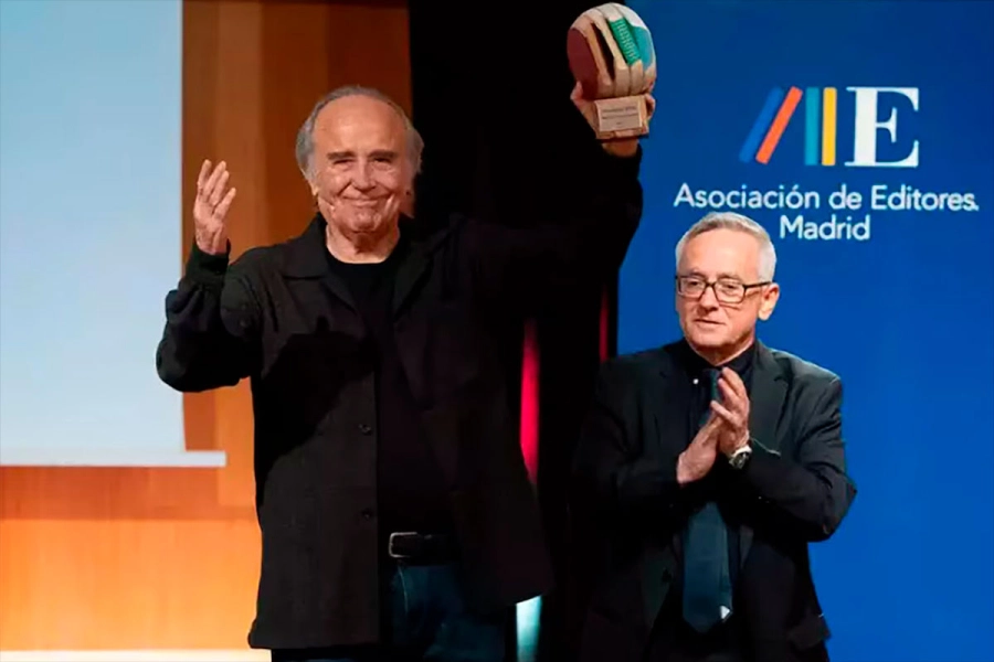 Deposit&oacute; su legado en la Caja de las Letras del Instituto Cervantes. (Foto: Instituto Cervantes).