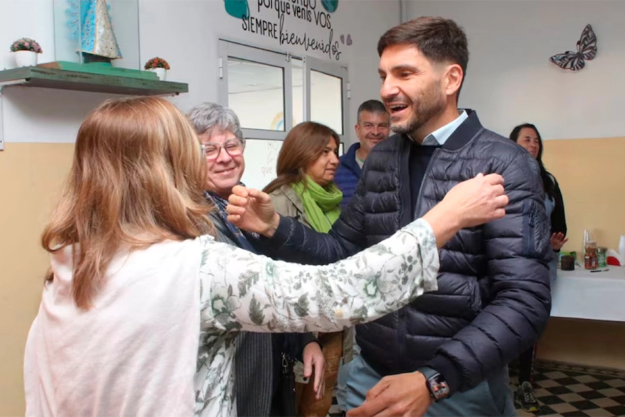 El gobernador santafesino, Maximiliano Pullaro, luego de emitir su voto.