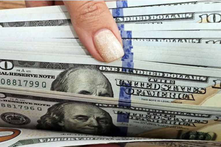 Uso de dólares ”sin dar explicaciones”: analizan aplicar un tope de US$ 100.000