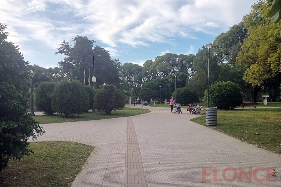 Cielo algo nublado. Elonce