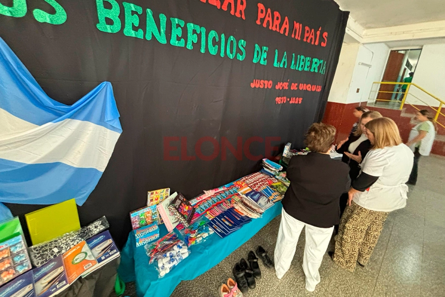 Continúa la entrega de útiles escolares en escuelas de Paraná (foto Elonce)