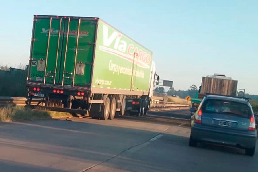 Cami&oacute;n detenido sin señalizaci&oacute;n sobre la Autov&iacute;a, en cercan&iacute;as del cruce con la 130 (foto 03442)