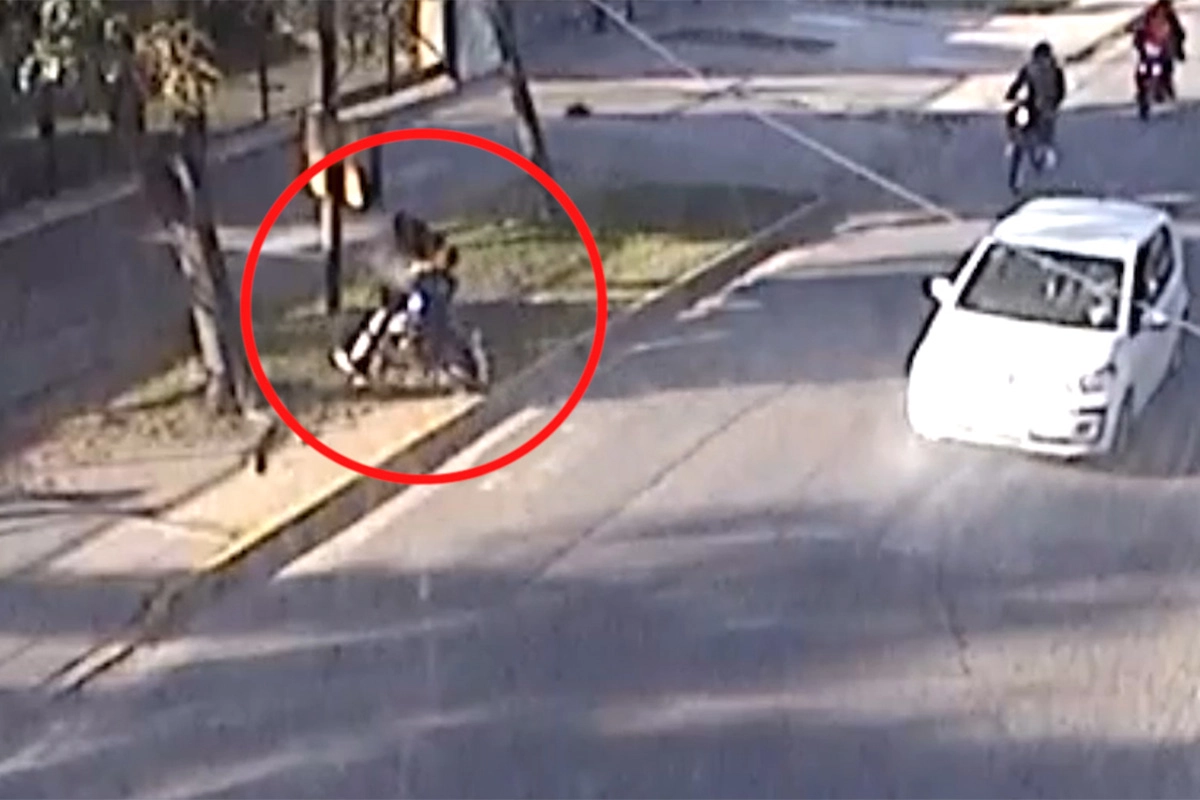 Circulaba en una moto robada con dos menores y chocó Circulaba en una moto robada con dos menores y chocó