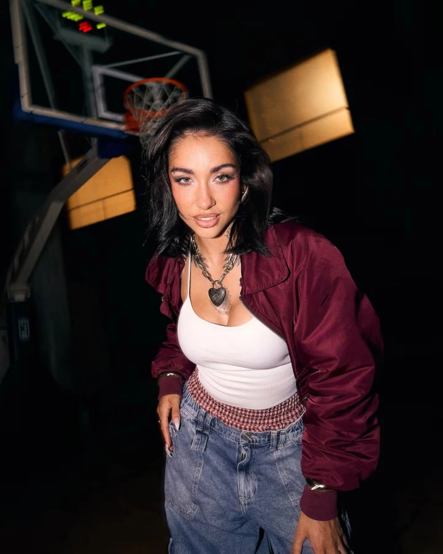 Mar&iacute;a Becerra sorprendi&oacute; con su look en una cancha de b&aacute;squet. Instagram
