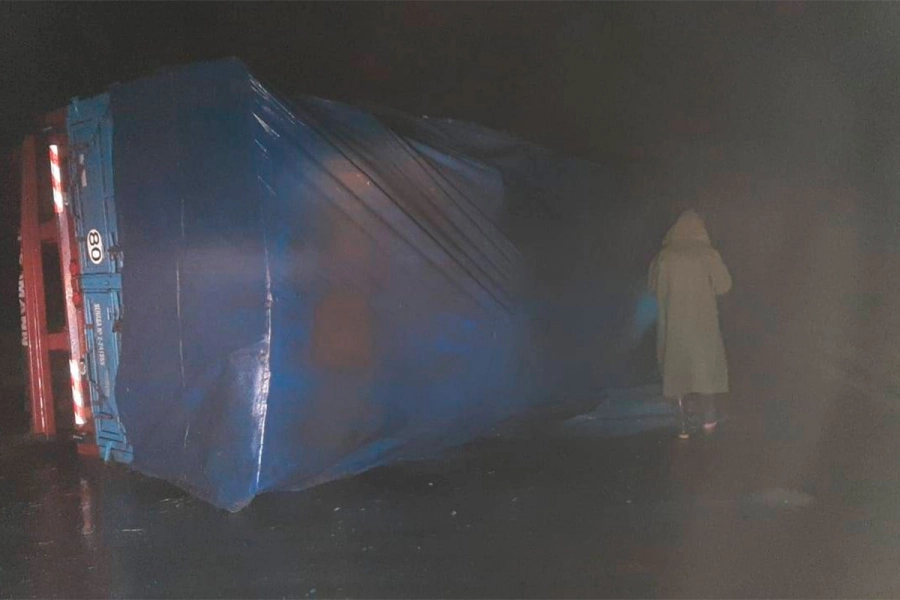 El vuelco de un cami&oacute;n gener&oacute; largas filas sobre ruta 12, en el sur entrerriano (foto Bomberos Voluntarios de Ceibas)