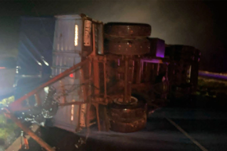 El vuelco de un cami&oacute;n gener&oacute; largas filas sobre ruta 12, en el tramo del sur entrerriano (foto Bomberos Voluntarios de Ceibas)