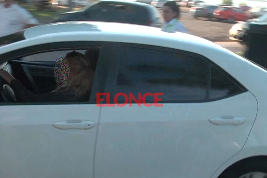 La mujer huye al volante del auto.