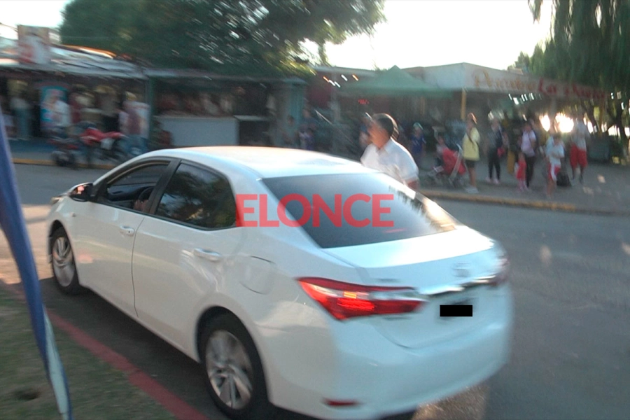 El auto huye del control.