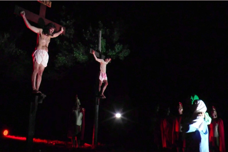 Se realizó el emotivo Vía Crucis Viviente que recrea la Pasión de Jesucristo en Paraná: video y fotos