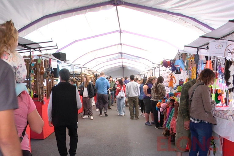 Artesanos y emprendedores de todo el país se lucen en la feria frente al río en Paraná