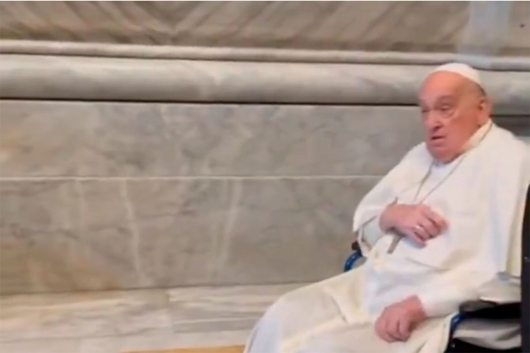 El Papa Francisco reapareció en público y sorprendió a los fieles en el Vaticano