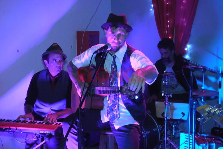 "Zacaro y los Puerkos" se presentó en el Mercado Sud con música, tarot y sabores únicos
