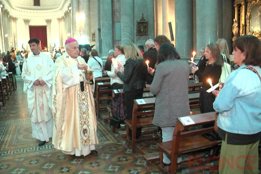 Celebraci&oacute;n de la Misa de Vigilia Pascual en la Catedral Metropolitana de Paran&aacute; (foto Elonce)