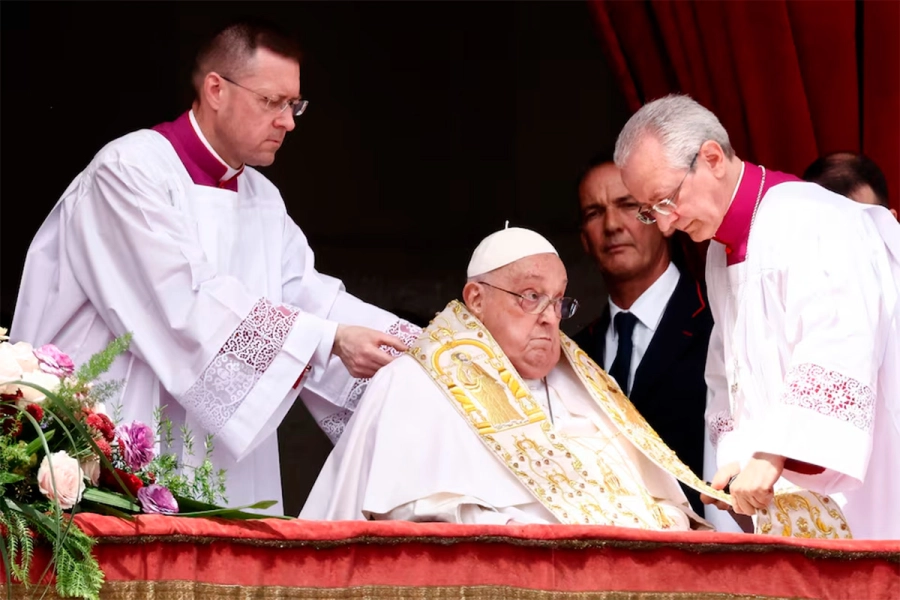 El papa apareció este domingo en el balcón de la logia central de la basílica de San Pedro para la tradicional bendición “Urbi et Orbi”(foto REUTERS)