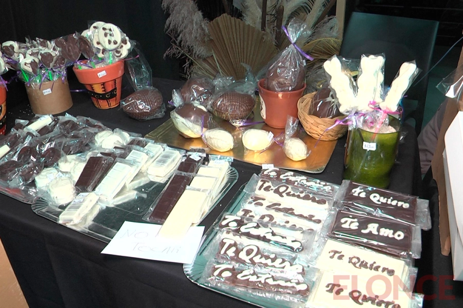 Stand de venta de delicias de chocolate en la Feria Sabores del Litoral en Sala Mayo (foto Elonce)