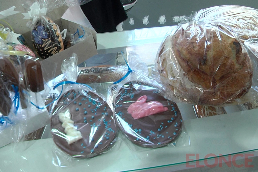 Puesto de venta de huevos de chocolate en Feria Salta y Nogoy&aacute; (foto Elonce)
