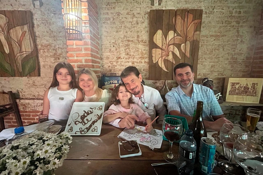 La foto familiar que utiliz&oacute; el hijo del m&eacute;dico brasile&ntilde;o para despedirlo en redes sociales (foto Facebook)