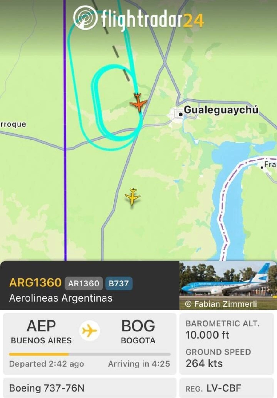 La imagen muestra c&oacute;mo el avi&oacute;n de Aerol&iacute;neas vol&oacute; un tiempo largo en c&iacute;rculos para eliminar combustible y poder aterrizar nuevamente en Aeroparque