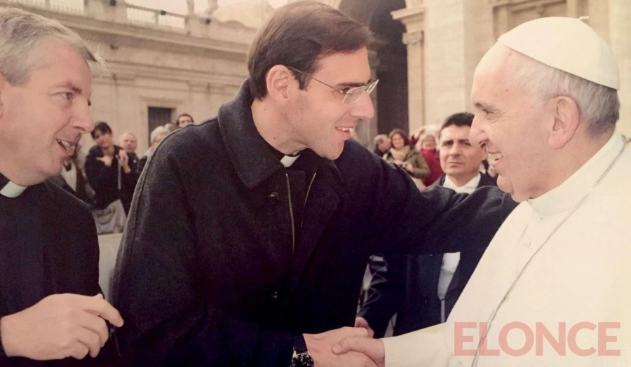 El presb&iacute;tero Gregorio Nadal fue bendecido por el Papa Francisco (foto Elonce)