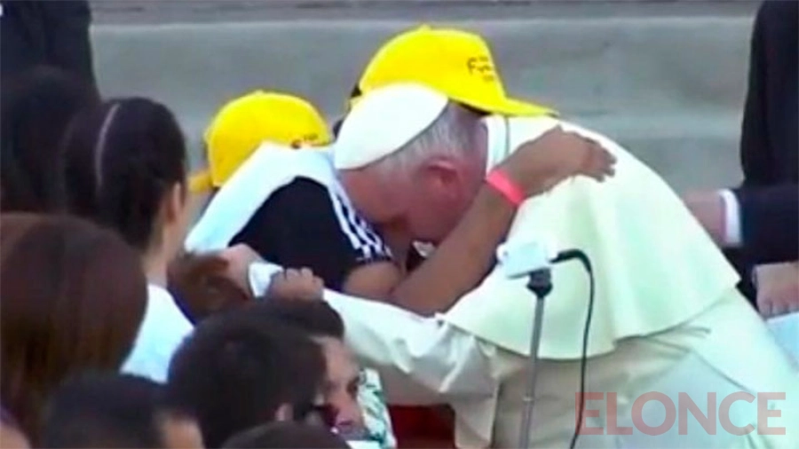 El momento en el que Juli&aacute;n Barzola fue abrazado por el Papa Francisco (foto archivo Elonce)