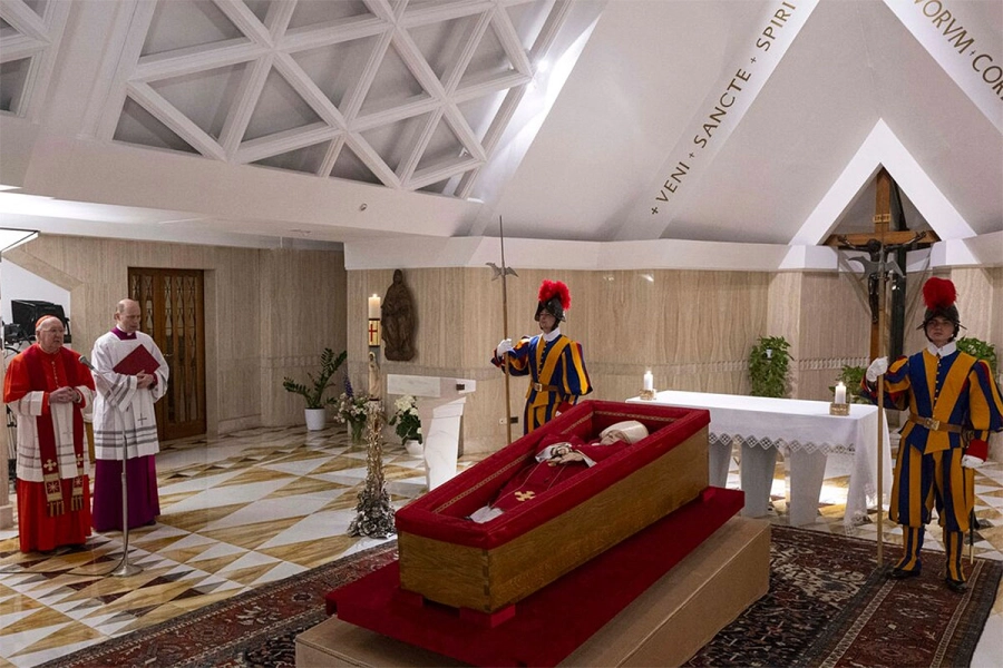 Francisco en el ata&uacute;d. Vaticano