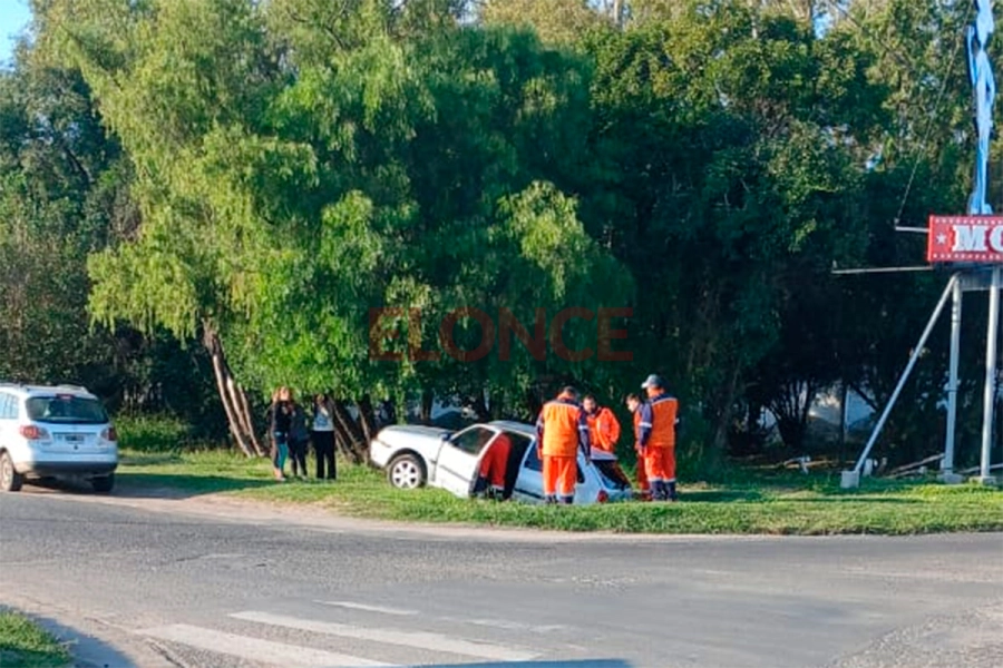 Un auto cay&oacute; en un zanj&oacute;n del ingreso a hotel alojamiento de Paran&aacute; (foto Elonce)