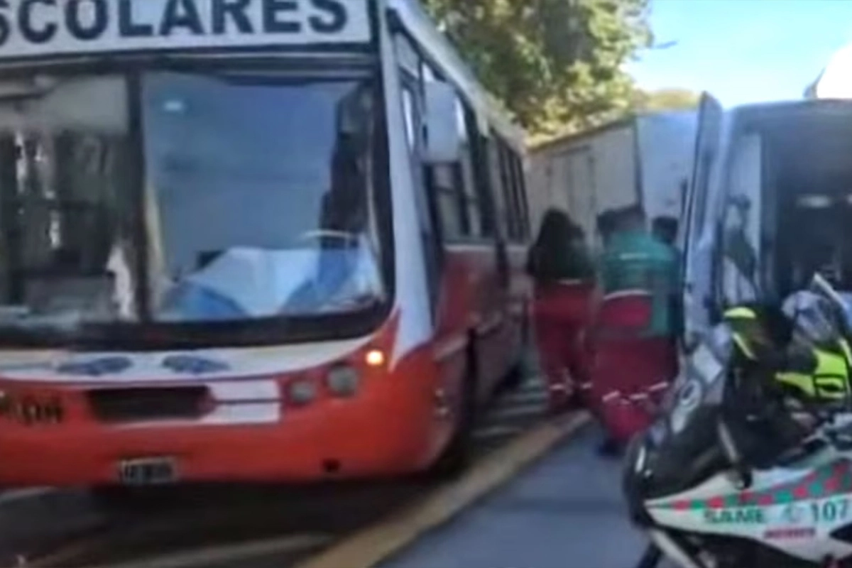 Choque entre colectivo y camión. Choque entre colectivo y camión.