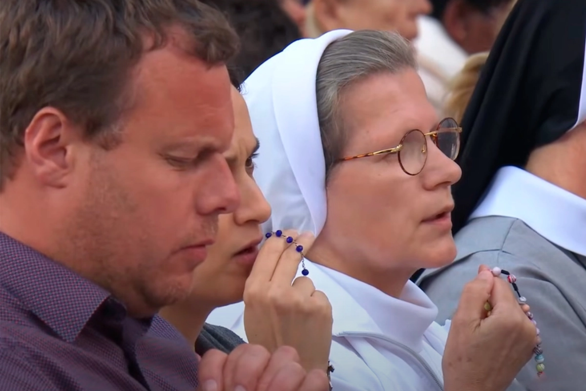 Santo rosario por el eterno descanso del Papa Francisco Santo rosario por el eterno descanso del Papa Francisco