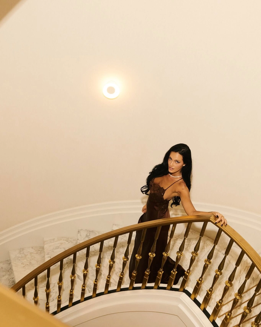 Oriana Sabatini baja la escalera con su vestido. Instagram.