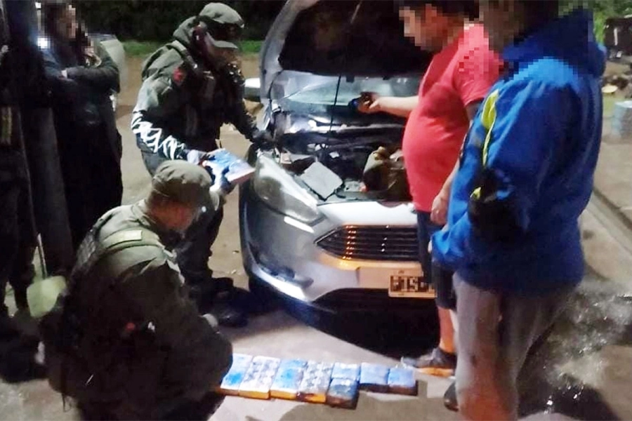 Cocaína envainada en auto. Gendarmería Nacional