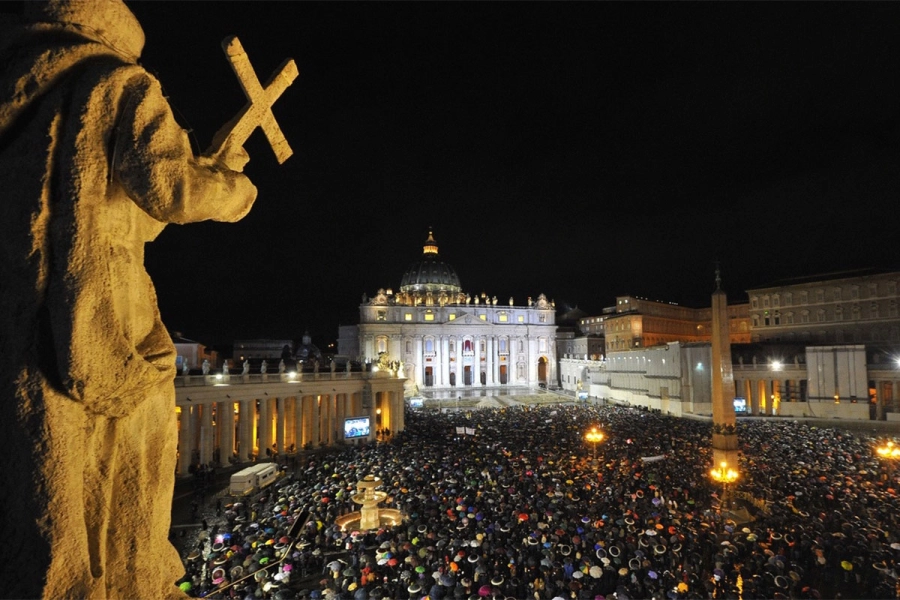 Una multitud esperará por el nuevo Papa. Archivo