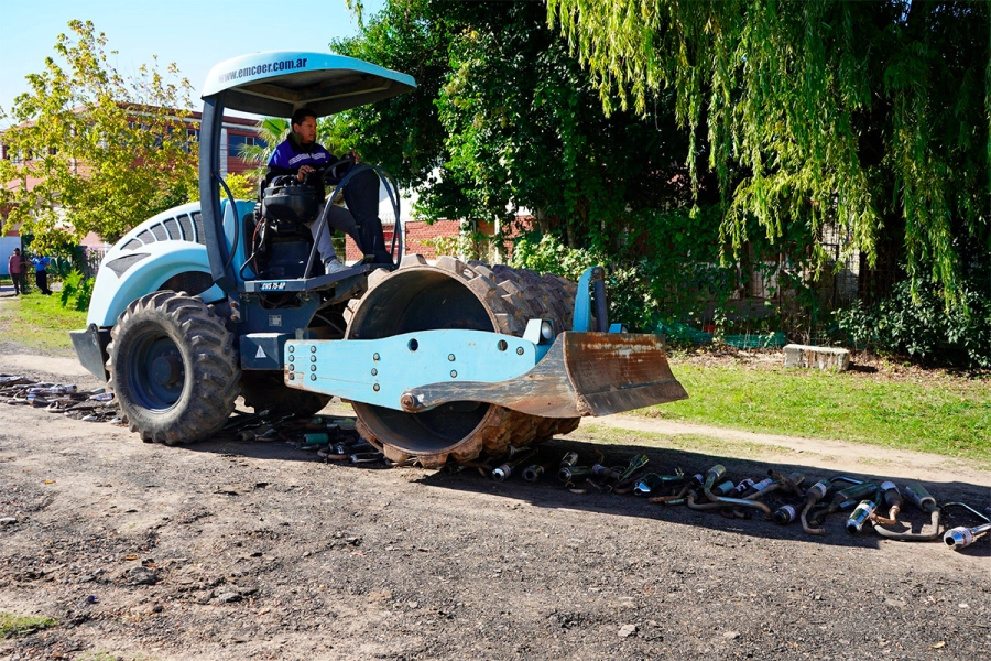 Por ordenanza municipal, San Jos&eacute; destruy&oacute; escapes de motos que superaban los decibeles permitidos