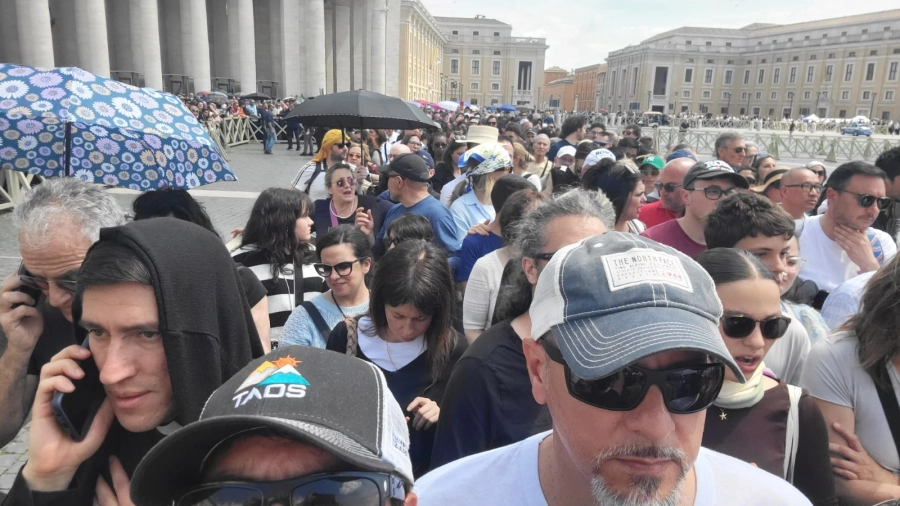 Miles de fieles ya comenzaron a ingresar a la Basílica de San Pedro para despedir al primer Papa latinoamericano (foto Instagram Hernán Melmont)