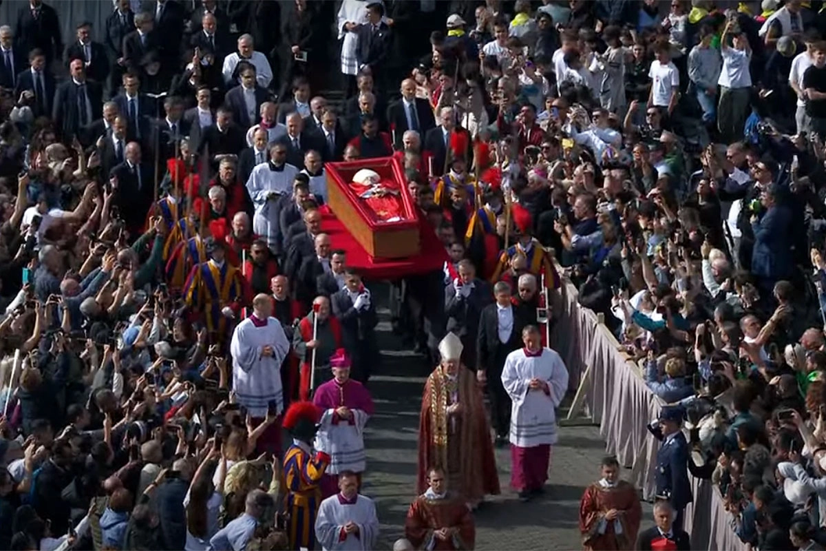 El traslado de los restos del Papa El traslado de los restos del Papa