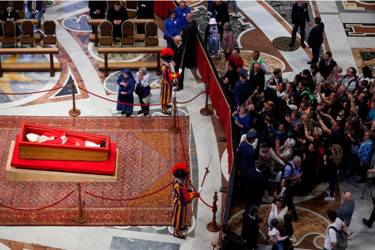 Multitudinaria vigilia en el Vaticano: hasta cinco horas de espera para despedir al Papa Francisco