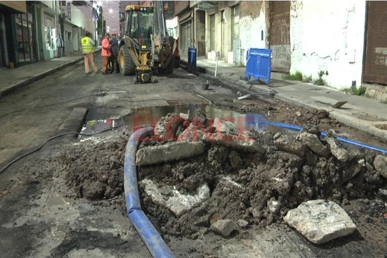 Reparan caño de agua en calle Pellegrini: los trabajos se extenderán hasta la madrugada