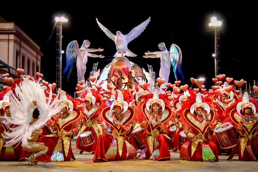 El Papa Francisco fue tema de una comparsa del Carnaval de Gualeguaych&uacute; (foto Facebook Ar&aacute; Yev&iacute;)
