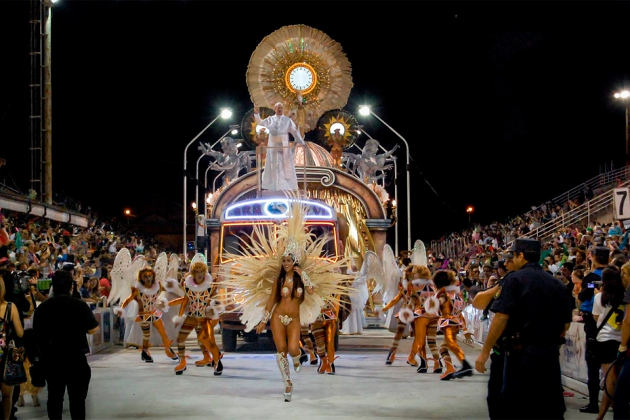 El carnaval de Gualeguaych&uacute; rindi&oacute; tributo al Papa argentino (foto Facebook Ar&aacute; Yev&iacute;)