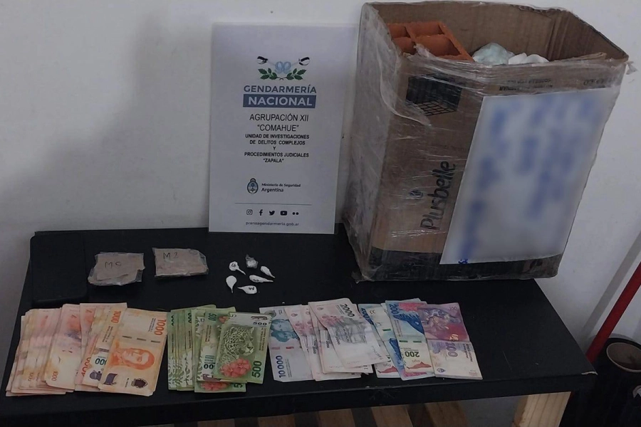 Tras el seguimiento controlado de una encomienda con marihuana, desde Concordia hasta San Martín de los Andes, los funcionarios detuvieron a un hombre cuando se presentó a retirarla (foto Gendarmería Nacional)