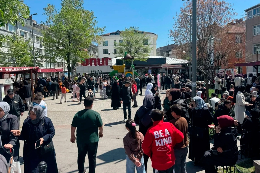La gente salió a las calles ante los temblores