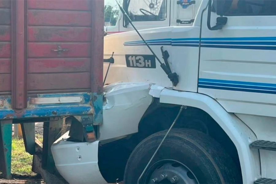 El cami&oacute;n Fiat 619 que protagoniz&oacute; la tragedia. (Foto: gentileza Cadena 3) 
<img data-src="https://tn.com.ar/resizer/v2/la-aceitera-bunge-se-encuentra-a-la-vera-de-la-ruta-6-foto-gentileza-el-doce-ELPXZIZQ6VAJ3CY4LFOL7HJJAE.jpg?auth=a403a1c7a97646c5f435bbc68e43fbe812d826f5646cc2cf8b109fc8a7311744&width=767" />