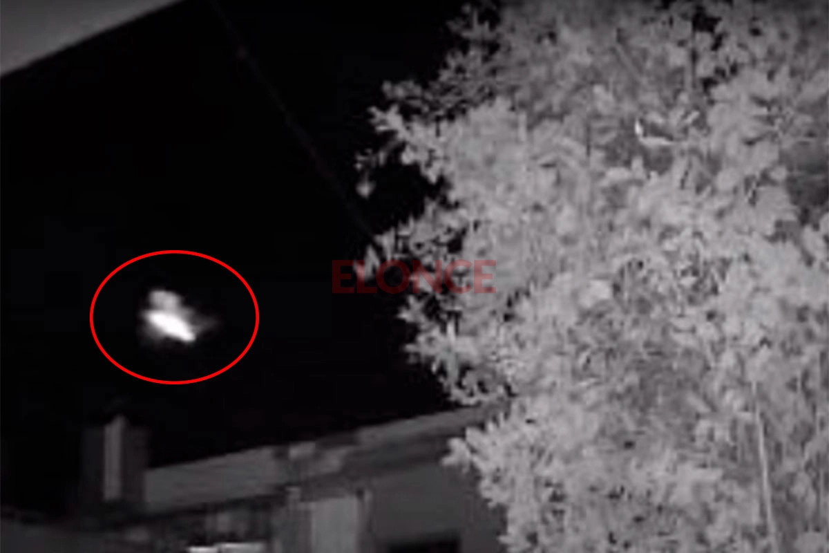 La imagen del dron "sobrevolando" una casa. La imagen del dron "sobrevolando" una casa.