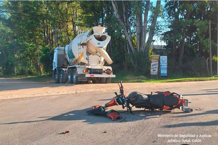 Motociclista sufrió fractura expuesta tras chocar con un camión en Colón