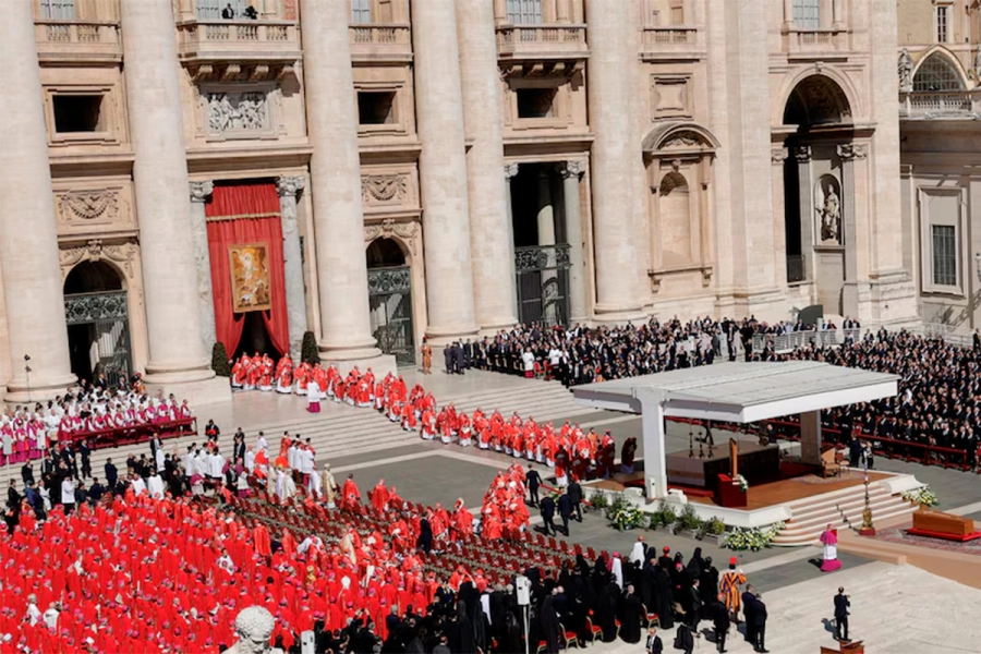 Miembros del clero asisten a la misa funeral del Papa Francisco en el Vaticano (foto REUTERS)