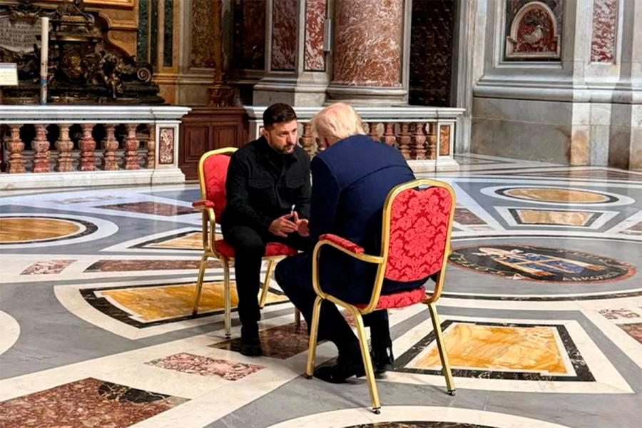 Trump y Zelenski en Roma antes del funeral del Papa Francisco (foto Reuters)