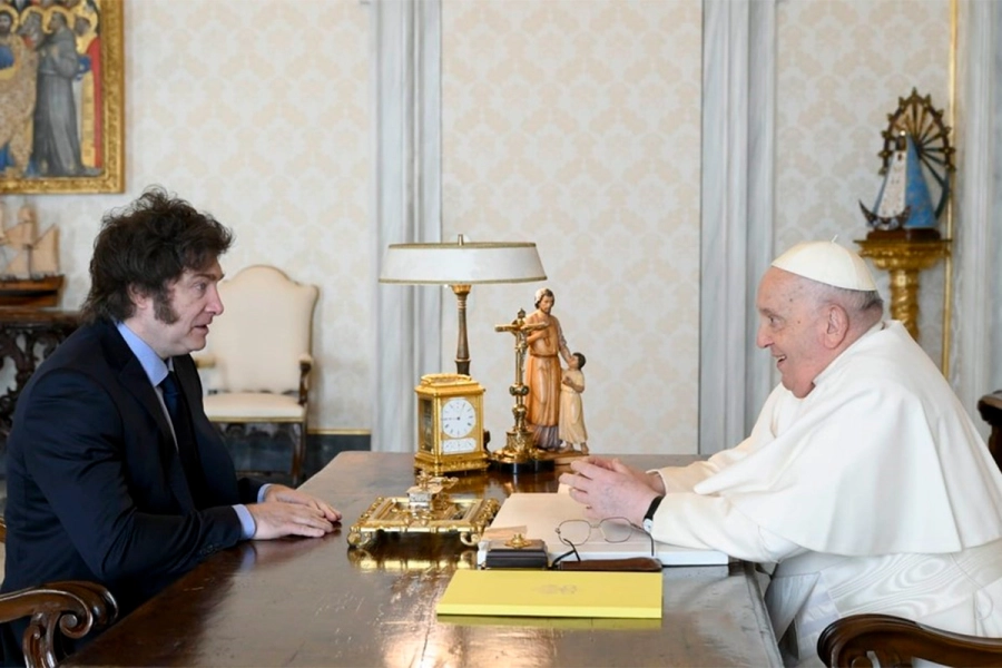 El papa Francisco con Javier Milei en el Vaticano, en febrero de 2024 (foto Vatican Media)