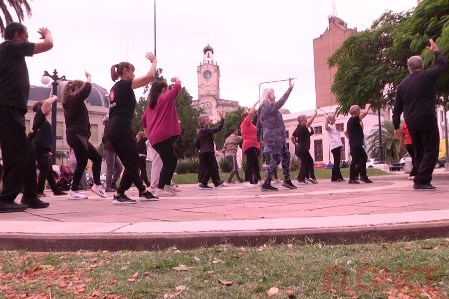 Clase abierta en la Plaza 1&ordm; de Mayo de Paran&aacute; (foto Elonce)